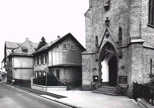Der Kindergarten am Eingang der Heddernheimer Kirche.