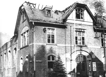 Die Turnhalle in der Habelstrasse bekam 1945 einen Bombentreffer und brannte aus.  Zum Schluss lag nicht nur "Deutschland" am Boden.