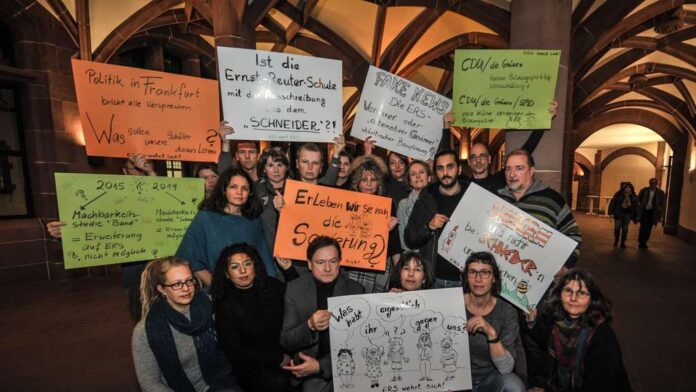 Mehrfach demonstrierten Eltern und Lehrer der Ernst-Reuter-Schulen im Bildungsausschuss - wie im Dezember 2019. © Michael Faust