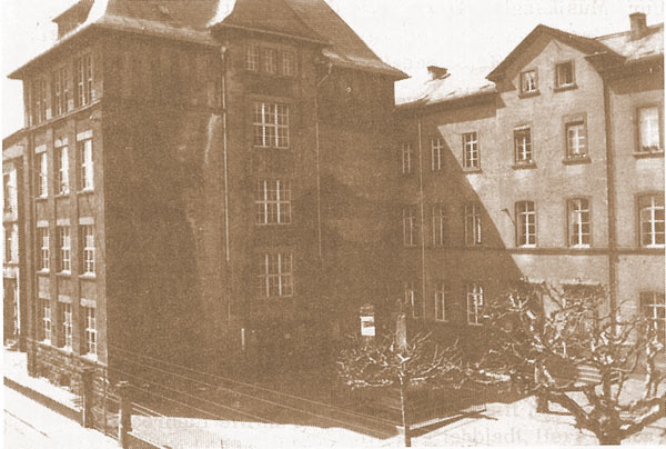 Heddernheimer Schule um 1958. Mit dem Kriegerdenkmal im Schulhof.