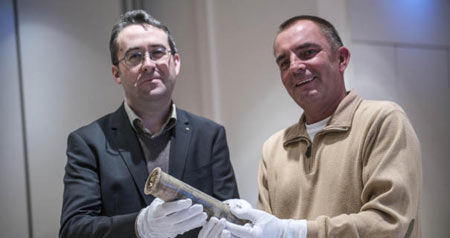 Mit Samthandschuhen: Historiker Joachim Kemper und Ortsvorsteher Klaus Nattrodt (v. l.) präsentieren den entdeckten Glaszylinder. Foto: Heike Lyding