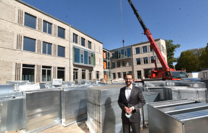 Stadtrat Jan Schneider, September 2020 auf der Baustelle für den Neubau der Römerstadtschule. © Stadt Frankfurt am Main , Foto: Rainer Rueffer