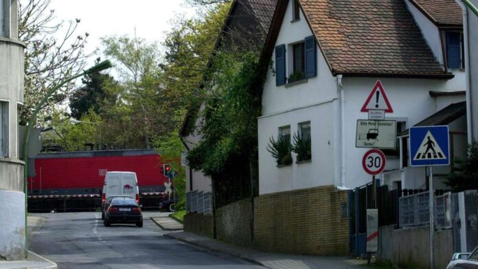 Der Bahnübergang im Lachweg soll geschlossen werden. © FRFOTO