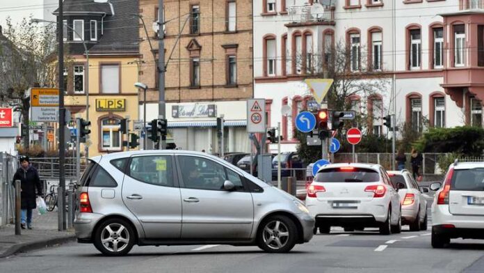 Gefährliches Manöver: Mitten auf der Kurhessenstraße wenden Fahrzeuge, um zum Weißen Stein zu gelangen. © Rainer Rüffer