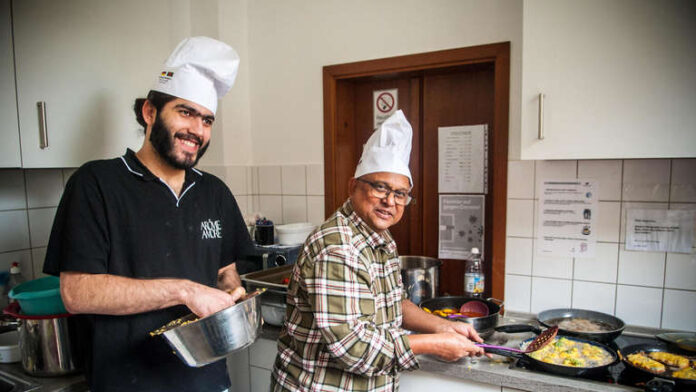 Kocht regelmäßig für das Begegnungszentrum in der Aßlarer Straße und andere Einrichtungen: Hamidul Khan. Dafür wurde er mit der Bürgermedaille ausgezeichnet. An seiner Seite Mohammad Nazari (links) © sauda
