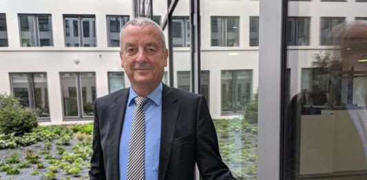 Frank Junker ist Geschäftsführer der ABG Frankfurt Holding. Die Wohnungsgesellschaft hat jetzt die Abschläge für Heizung und warmes Wasser stark erhöht. © Monika Müller