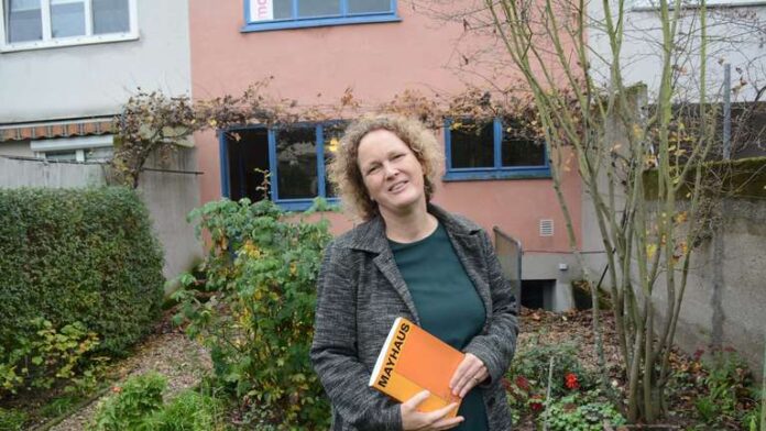 Astrid Wuttke, die neue Vorsitzende der Ernst-May-Gesellschaft, die im Burgfeld 136 in der Siedlung Römerstadt ein Musterhaus nebst Garten betreibt. © oscar Unger