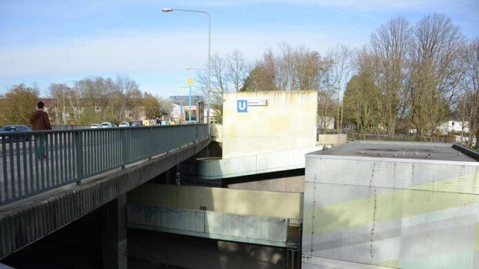 Da, wo heute noch Tauben auf dem Schotterdach sitzen, wird einmal der Aufzug enden. Dann führt eine kleine Brücke zur Bus-Station Römerstadt. © oscar Unger