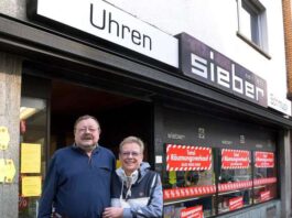 Norbert Sieber führt das Uhrengeschäft an der Heddernheimer Landstraße mit seiner Frau Gabriele bereits in fünfter Generation. © Monika Müller