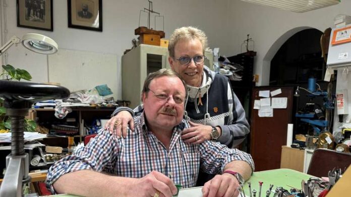 Gehen in den Ruhestand: Uhrmachermeister Norbert Sieber und seine Frau Gabriele. © Dietermann