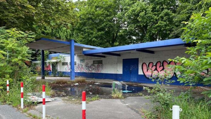 Seit 2017 steht der früheren Getränkemarkt in der Römerstadt 170a leer. Die CDU im Ortsbeirat 8 will, dass sich das ändert. © Privat