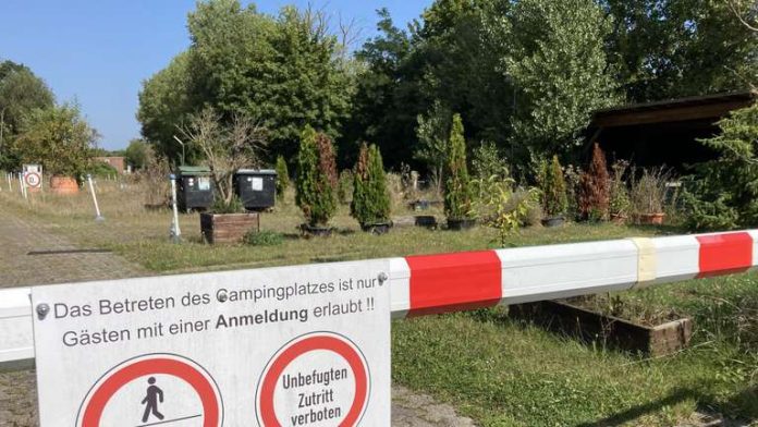 Camper stehen am Platz neben der Sandelmühle derzeit vor verschlossener Schranke. © Brigitte Degelmann